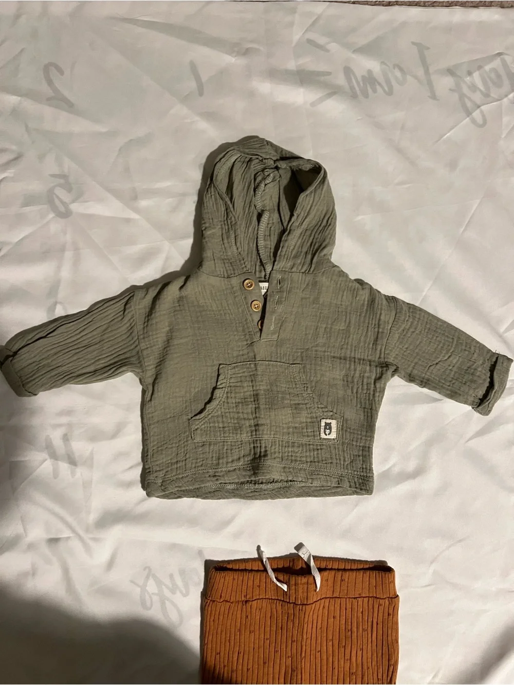Rabbit + Bear Neutral Hooded Gauze Top with Rust Ribbed Leggings Size 3-6 Months